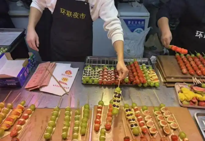 一串奶皮子糖葫芦的狂欢与迷思——传统小吃如何跳出网红轮回？