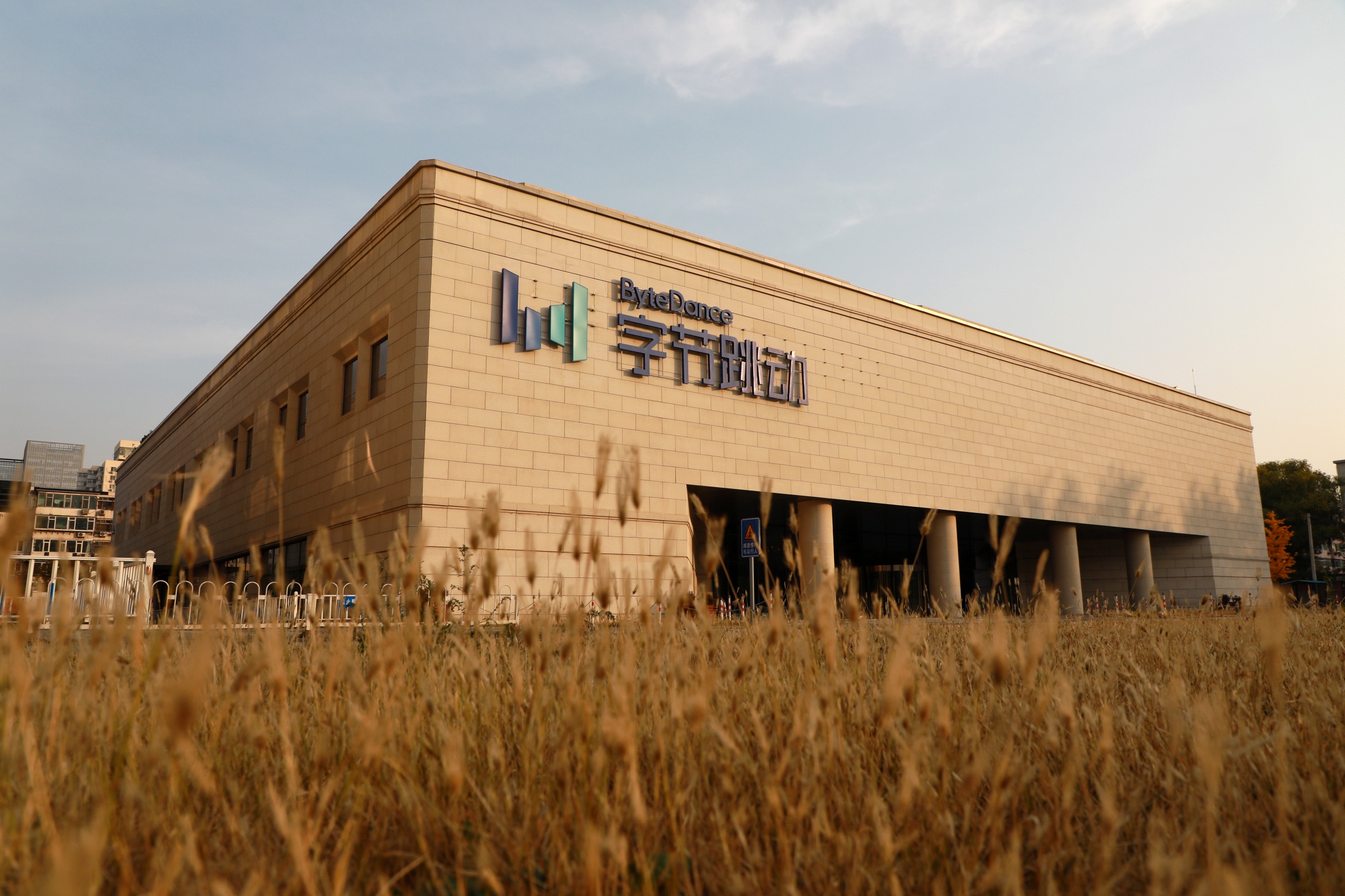 抖音电商运营团队启动调薪：15薪拆18薪，每月基本工资下降约17%