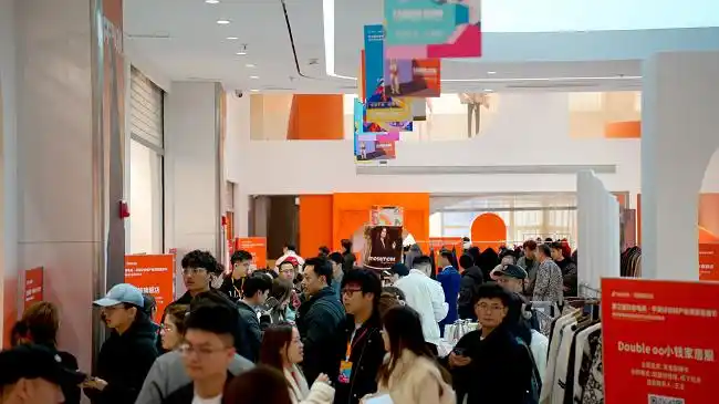 特色直播刺激羽绒消费扩容，“抖音电商·平湖好⽻绒产地溯源直播节”举办