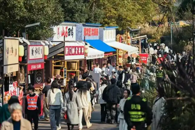 从线上高热度到线下新增量：抖音生活服务烟火榜的共赢逻辑