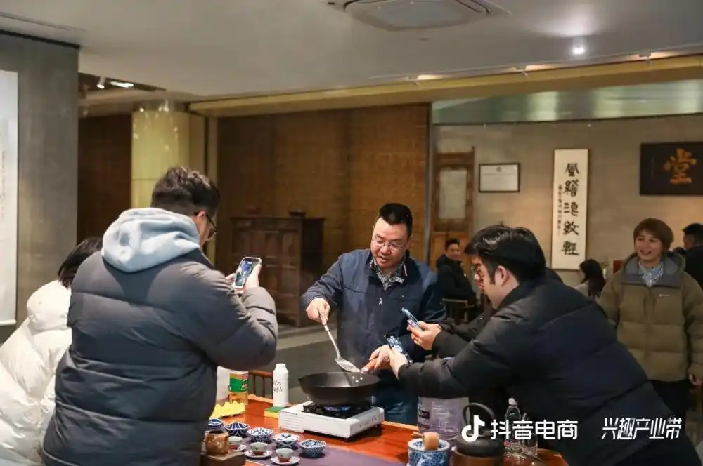 抖音电商2025兴趣产业带数据报告：近万商家销售额从0增长到百万，刺激实体经济新增量