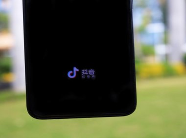 春晚发12亿元红包互动703亿次，抖音搭建“视频朋友圈”能成功吗？