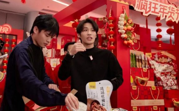 停播16个月后，三只羊抖音官方账号低调复播，选品保守数据低迷，四小时卖了25万元